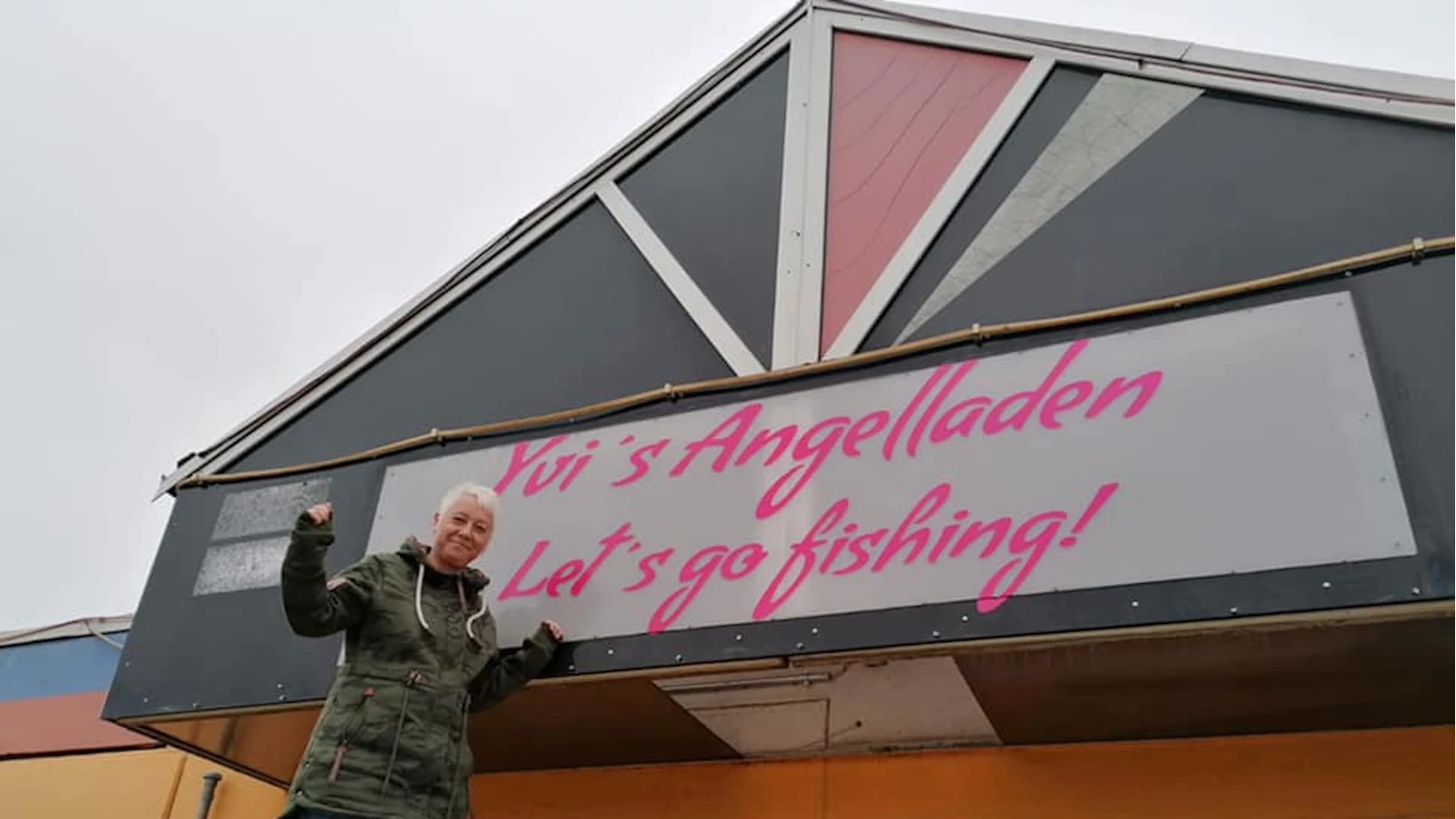 Yvi vor ihrem Angelladen in Schönebeck (Elbe)