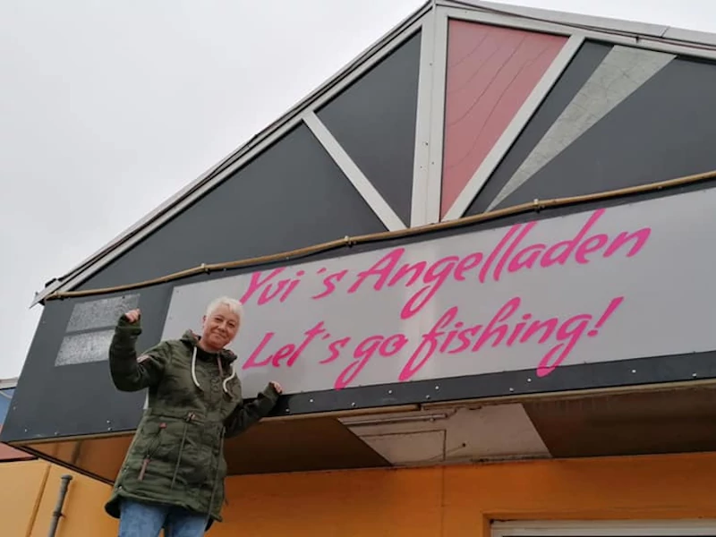 Yvi vor ihrem Angelladen in Schönebeck (Elbe)